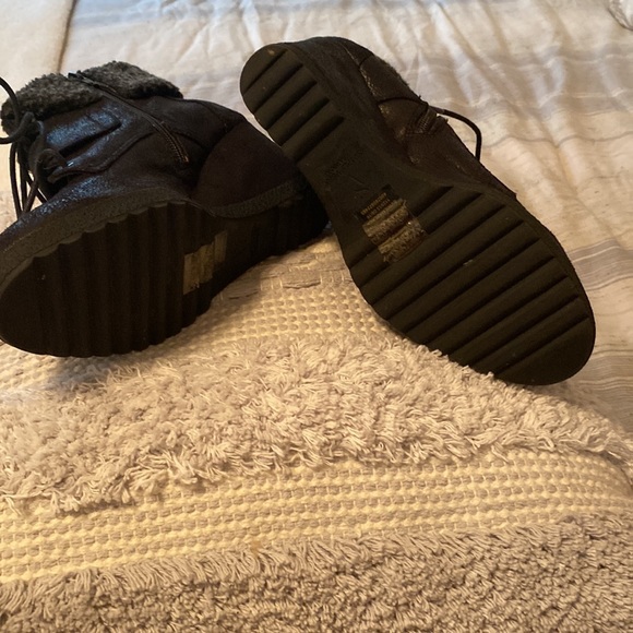 Women 7.5 medium leather upper boots. Black shearling material around the top. - Picture 4 of 6